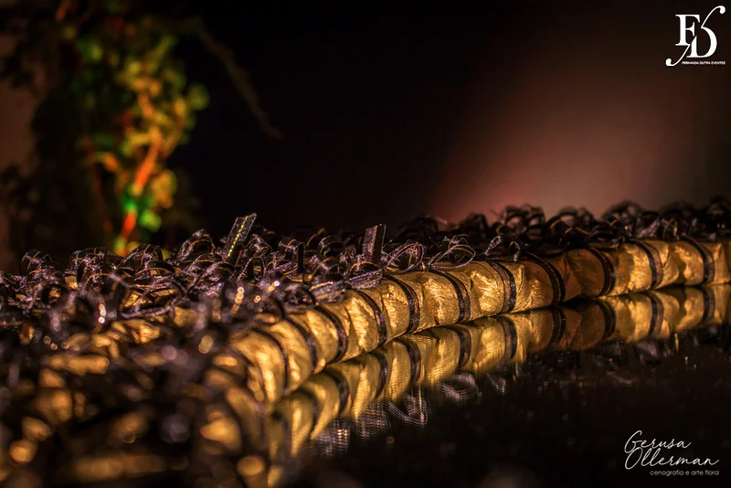 casamento com decoração luxuosa na praça dos fundadores do grêmio náutico união em porto alegre em tons de dourado preto e rosa sofisticado clássico e elegante por life eventos especiais cerimonialista em porto alegre cerimônia na igreja são pedro