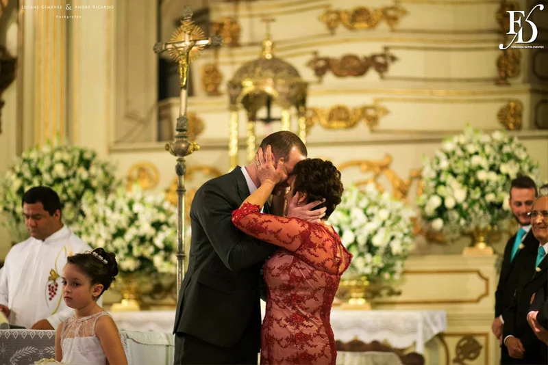 casamento com cerimônia na basílica nossa senhora das dores em porto alegre e festa e recepção no salão hannover da sogipa com decoração clássica elegante e sofisticada em dourado, branco e vermelho, com detalhe em pérolas por life eventos especiais empresa especializada na organização de casamentos em porto alegre