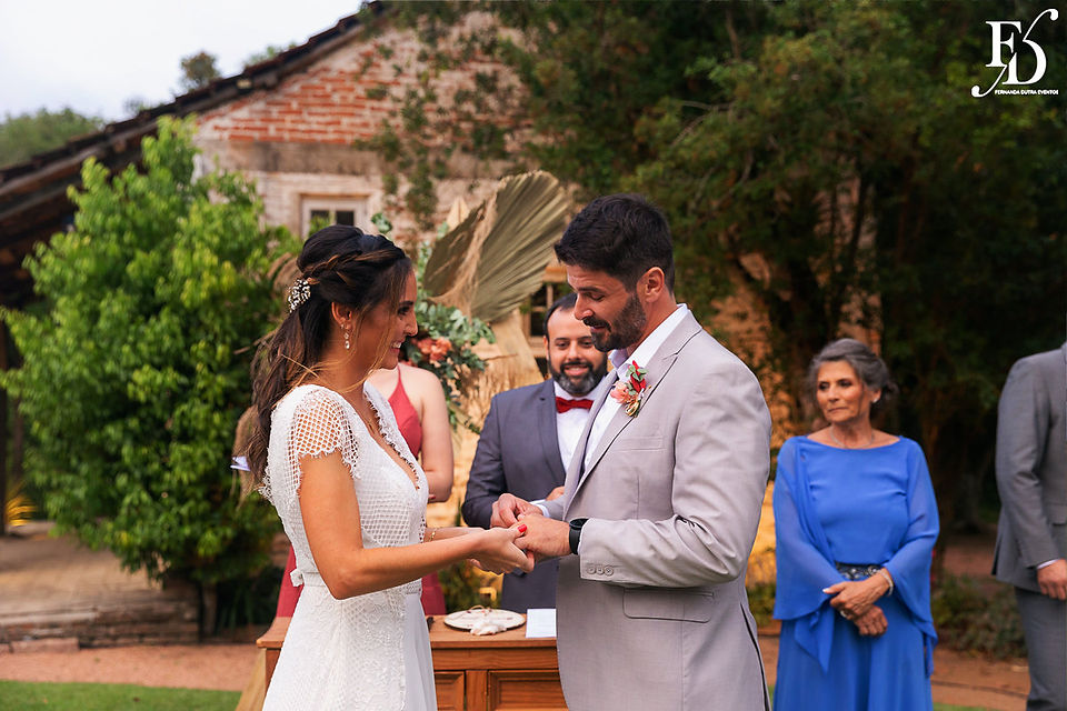Casamento boho ao ar livre foi realizado na Casa na Chácara em Porto Alegre, com uma decoração em tons terrosos criada pela Life Eventos Especiais, uma empresa de cerimonialistas profissionais. Descubra como foi esse evento encantador, que contou com uma atmosfera aconchegante e descontraída