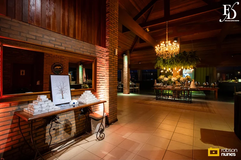 casamento no espaço paraíso em porto alegre com decoração moderna em azul marinho, dourado e girassóis; temática geek, com referências a funko pop, filmes e séries - por life eventos especiais