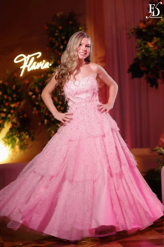 Flávia Fochesato com vestido rosa em sua festa de 15 anos no Salão Imperatriz, em Porto Alegre