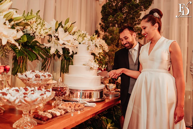 casamento com cerimônia e recepção realizados no salão imperatriz da associação leopoldina juvenil em porto alegre com decoração clássica em verde branco e prato por life eventos especiais assessoria de eventos em porto alegre