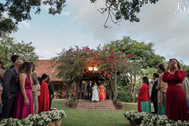 casamento no alto da capela em porto alegre com decoração elegante sofisticada delicada em verde e branco por life eventos especiais cerimônia ao ar livre