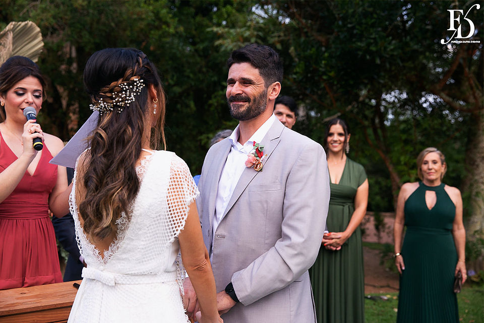 Casamento boho ao ar livre foi realizado na Casa na Chácara em Porto Alegre, com uma decoração em tons terrosos criada pela Life Eventos Especiais, uma empresa de cerimonialistas profissionais. Descubra como foi esse evento encantador, que contou com uma atmosfera aconchegante e descontraída