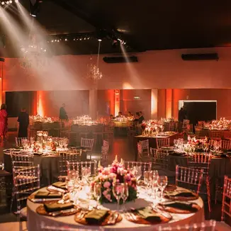 Casamento romântico em Porto Alegre: Janine e Rafael se casaram na Basílica Nossa Senhora das Dores, com recepção no Party Room e decoração inspirada em um pedido de casamento a bordo de um balão em formato de coração. Coordenação da Life Eventos Especiais.