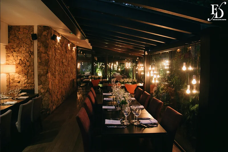 casamento no le bistrot em porto alegre organizado por life eventos especiais organizado por life eventos especiais com cerimônia no local e decoração clássica elegante e sofisticada em branco verde e prata com planejamento organização e execução de life eventos especias em porto alegre