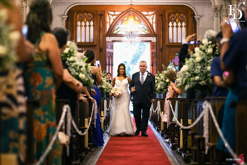casamento com cerimônia na igreja santa teresinha da josé bonifácio em porto alegre e santissimo sacramento e recepção no salão dos espelhos do clube do comércio na andradas por life eventos especiais com decoração elegante sofisticada e luxuosa em porto alegre assessoria e cerimonial de eventos