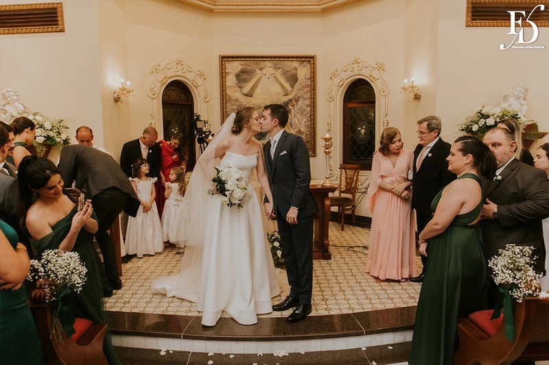 casamento destination wedding no hotel ritta hoppner em gramado com decoração clássica, elegante e botânica em tons de branco verde e fendi por life eventos especiais