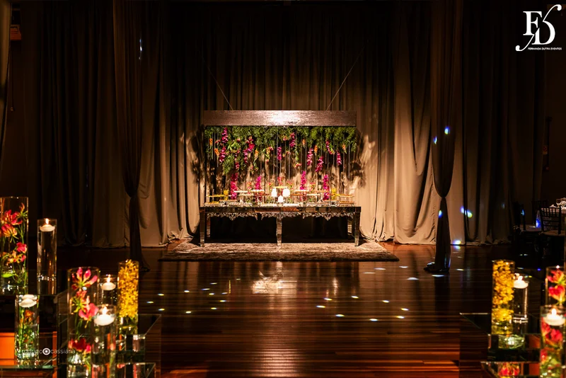 casamento com cerimônia na igreja santa teresinha do menino jesus na rua ramiro barcelos em porto alegre e recepção e festa na casa vetro com decoração moderna contemporânea sofisticada luxuosa em tons de cinza prata e flores coloridas na paleta de tons terrosos por life eventos especiais cerimonialista de casamento em porto alegre