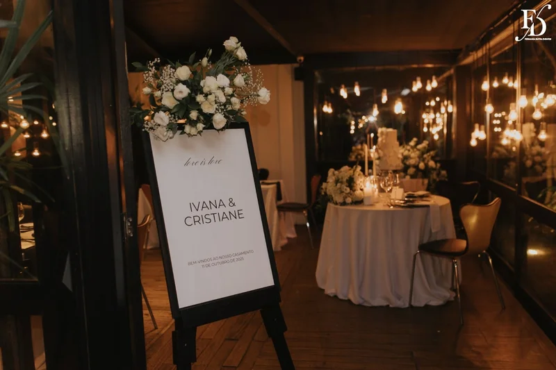 Letreiro "love is love" na entrada do casamento de Ivana e Cristiane no Le Bistrot Gourmet Porto Alegre