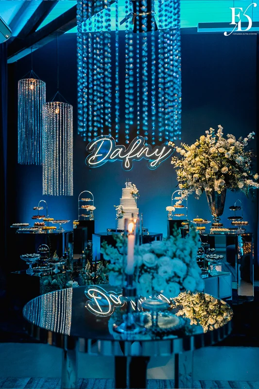 festa de 15 anos nas cores azul e branco com decoração moderna com cristais e espelhos por life eventos especiais assessoria e cerimonial de festas de 15 anos em porto alegre