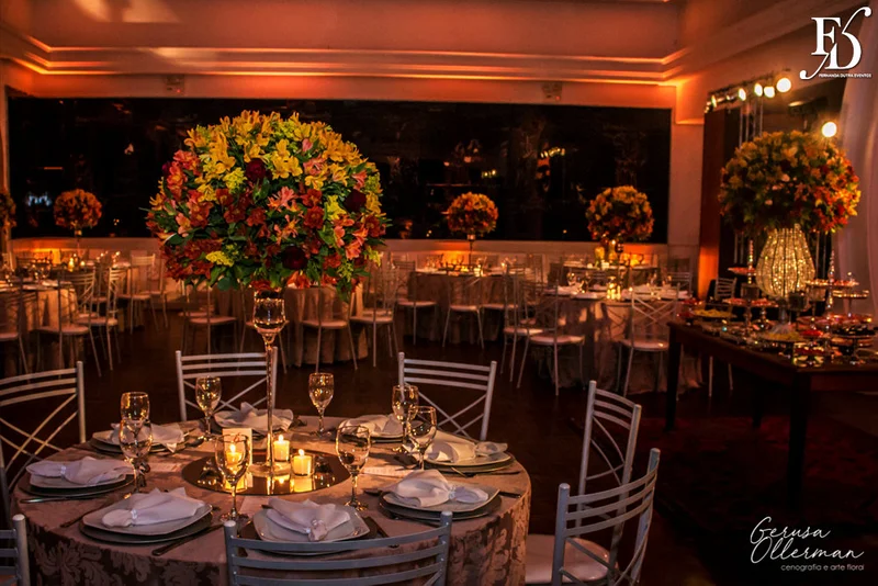 formatura tripla em direito pela fmp fundação do ministério público realizada no salão cristal do clube do comércio em porto alegre com decoração elegante clássica sofisticada em tons terrosos