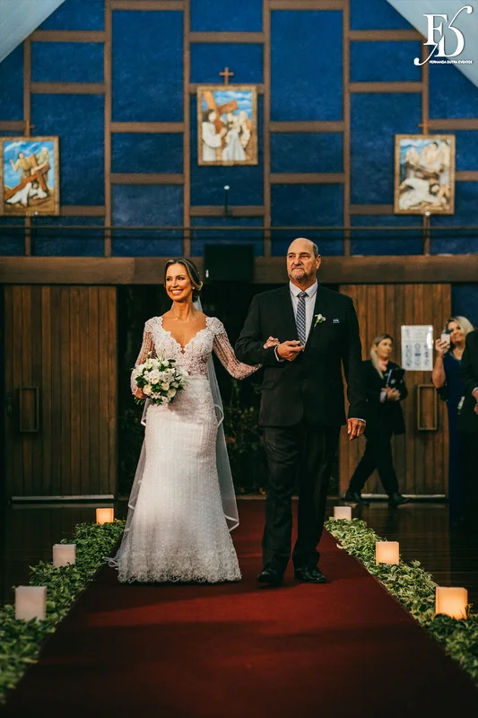 casamento na igreja nossa senhora do mont'serrat em porto alegre e festa de casamento na casa vetro em porto alegre com decoração sofisticada e luxuosa estilo clássico em dourado branco e amarelo por life eventos especiais cerimonialista de casamento em porto alegre