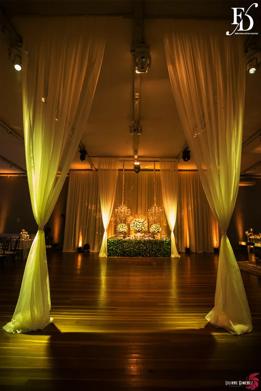 casamento destination wedding com cerimônia e festa na casa vetro em porto alegre com a cerimônia realizada na parte interna da casa com decoração clean elegante e clássica em branco e verde por life eventos especiais destination wedding em porto alegre cerimonialista em porto alegre