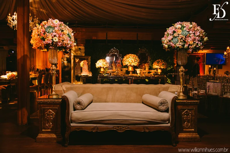 casamento luxuoso no clube veleiros do sul em porto alegre com decoração em dourado fechamento do teto em voil e espelhos venezianos cerimônia na igreja santa teresinha e santíssimo sacramento na redenção com organização e cerimonial de fernanda dutra da life eventos especiais organizadora de eventos em porto alegre