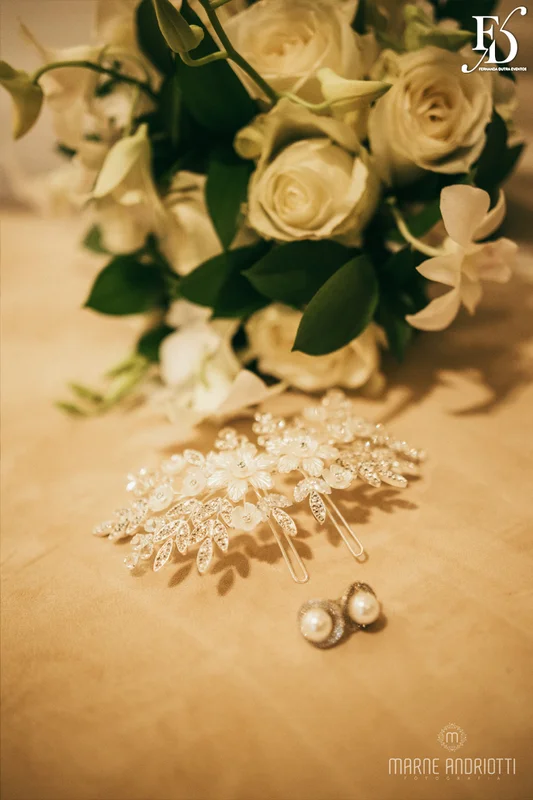 casamento na igreja nossa senhora do mont'serrat em porto alegre e festa de casamento na casa vetro em porto alegre com decoração sofisticada e luxuosa estilo clássico em dourado branco e amarelo por life eventos especiais cerimonialista de casamento em porto alegre