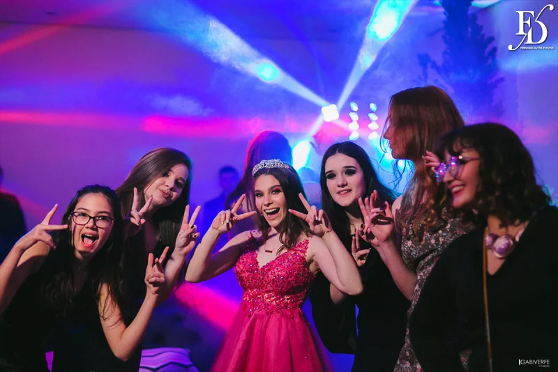 festa de aniversário de 15 anos em porto alegre realizada no foyer em grêmio náutico união gnu com decoração linda e moderna por life eventos especiais cerimonialista em porto alegre