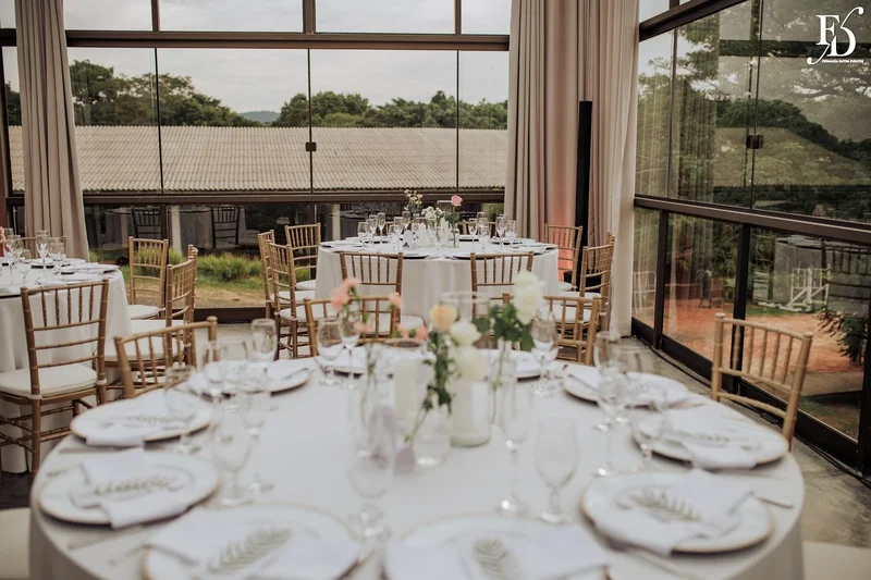casamento no espaço paraíso em porto alegre cerimônia ao ar livre com decoração minimalista clean e delicada estilo pinterest por life eventos especiais