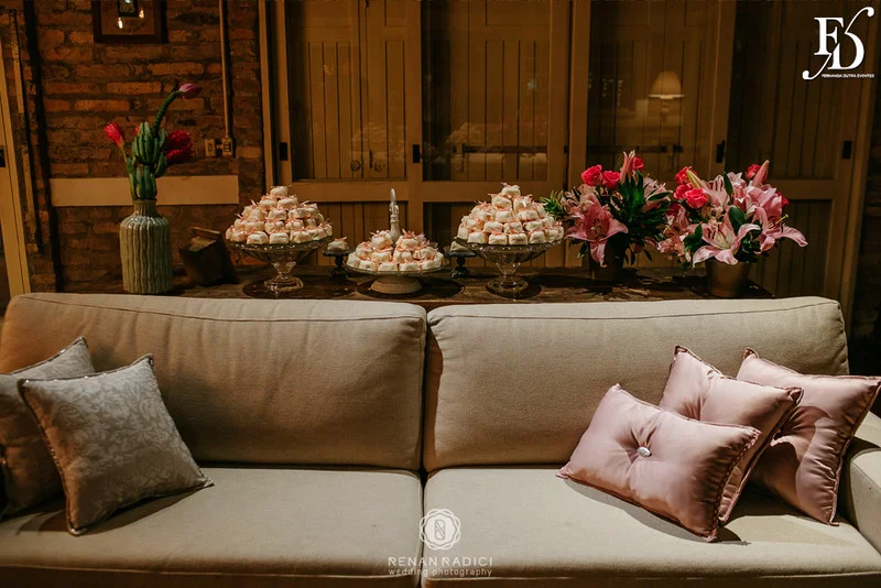 casamento diurno realizado em porto alegre rs no alto da capela por life eventos especiais cerimonialista wedding planner especializada em casamentos de alto padrão em porto alegre decoração boho chic botânica em tons de nude rosa e verde por life eventos especiais