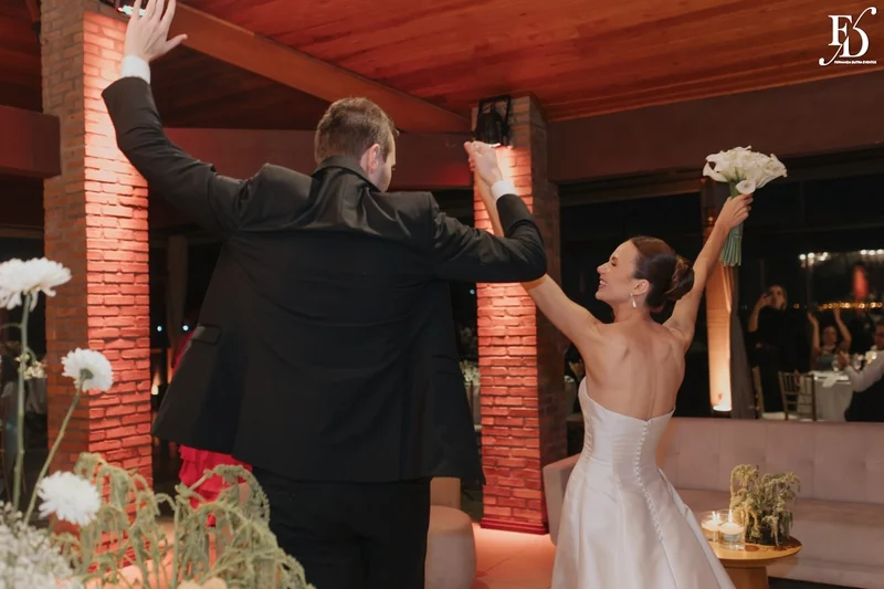 recepção no espaço paraíso em porto alegre viamão alvorada decoração europeia cloud dancer european stylling entrada dos noivos