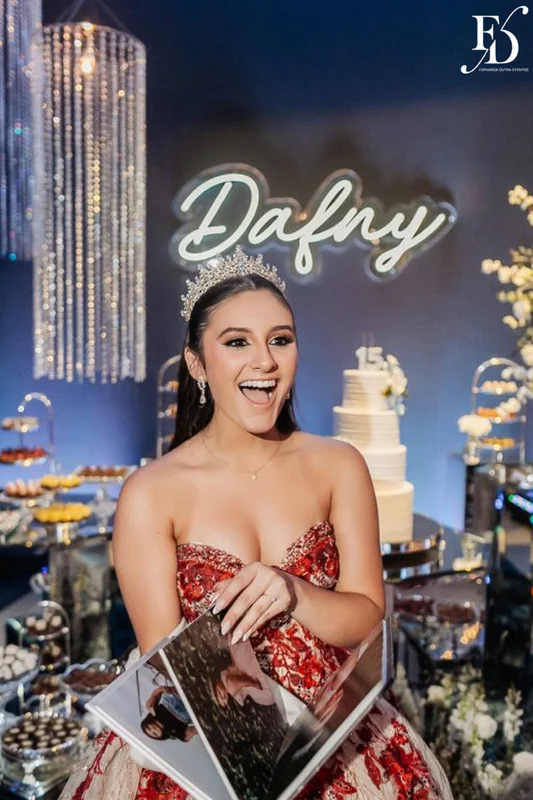 festa de 15 anos nas cores azul e branco com decoração moderna com cristais e espelhos por life eventos especiais assessoria e cerimonial de festas de 15 anos em porto alegre