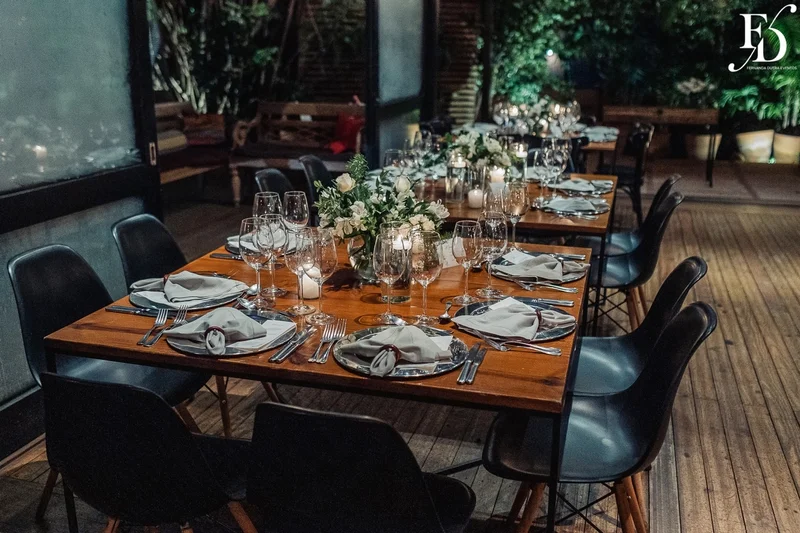 casamento em porto alegre realizado no le bistrot para 30 convidados no formato mini-wedding com decoração clássica elegante em verde branco e prata por life eventos especiais cerimonialista de casamento em porto alegre