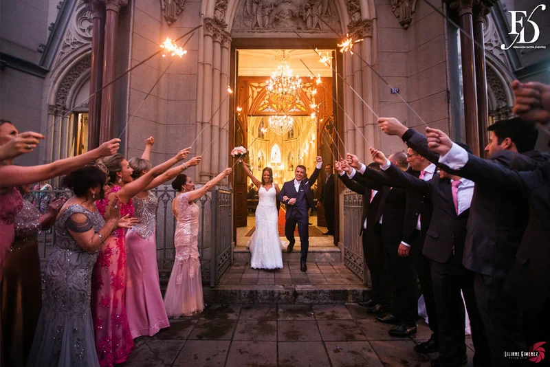 casamento com cerimônia na igreja santa teresinha da josé bonifácio em porto alegre e santissimo sacramento e recepção no salão dos espelhos do clube do comércio na andradas por life eventos especiais com decoração elegante sofisticada e luxuosa em porto alegre assessoria e cerimonial de eventos