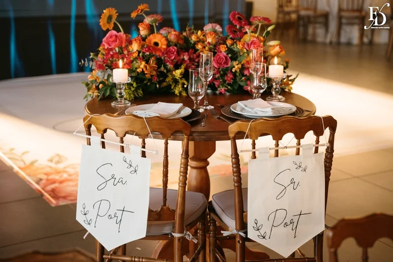 Cadeiras dos noivos personalizadas com plaquinhas em casamento rústico.