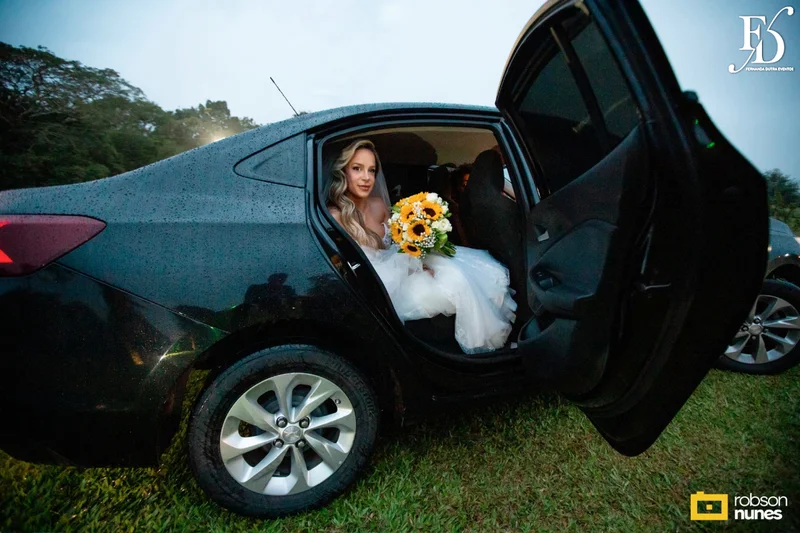 casamento no espaço paraíso em porto alegre com decoração moderna em azul marinho, dourado e girassóis; temática geek, com referências a funko pop, filmes e séries - por life eventos especiais