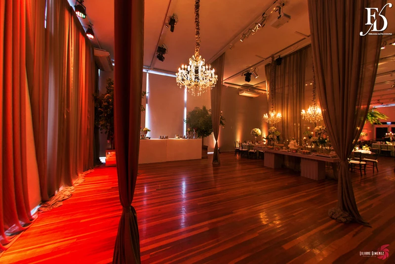 casamento com cerimônia e recepção realizados na casa vetro em porto alegre cerimônia realizada no terraço da casa e recepção com decoração clássica sofisticada elegante e contemporânea estilo botânico em nude verde branco e prata casamento greenery por life eventos especiais wedding planner em porto alegre assessoria e cerimonial