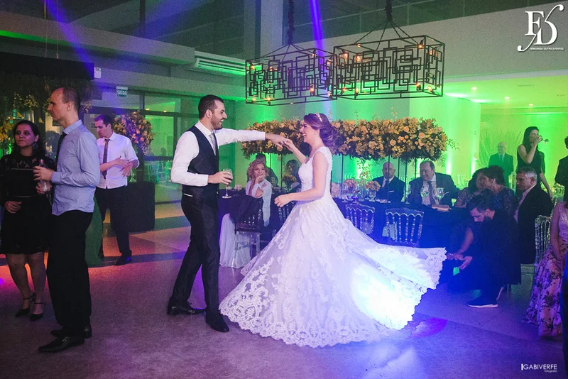casamento com cerimônia na igreja são josé la salle em canoas rs e recepção na lalux casa de festas com decoração moderna sofisticada elegante em amarelo cinza e preto por life eventos especiais assessoria e organização de casamentos em porto alegre