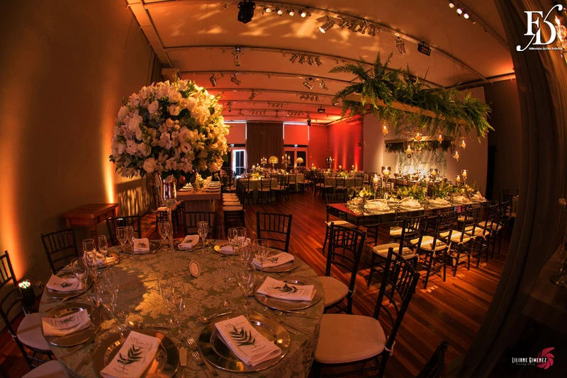 casamento com cerimônia e recepção realizados na casa vetro em porto alegre cerimônia realizada no terraço da casa e recepção com decoração clássica sofisticada elegante e contemporânea estilo botânico em nude verde branco e prata casamento greenery por life eventos especiais wedding planner em porto alegre assessoria e cerimonial