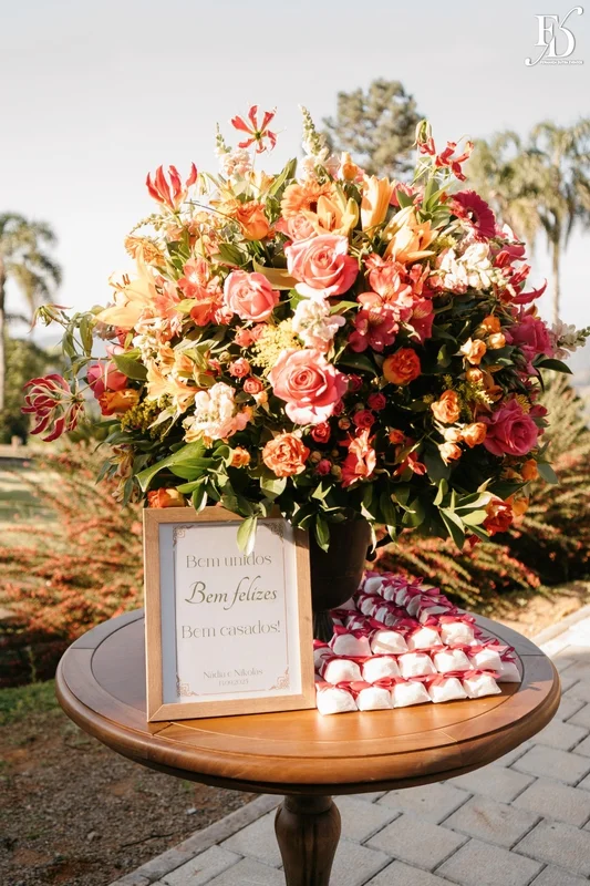 Tenda de casamento com luzes de fada e decoração noturna no Hotel Vila Verde. mesa de bem-casados
