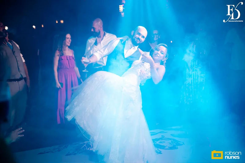 casamento no espaço paraíso em porto alegre com decoração moderna em azul marinho, dourado e girassóis; temática geek, com referências a funko pop, filmes e séries - por life eventos especiais