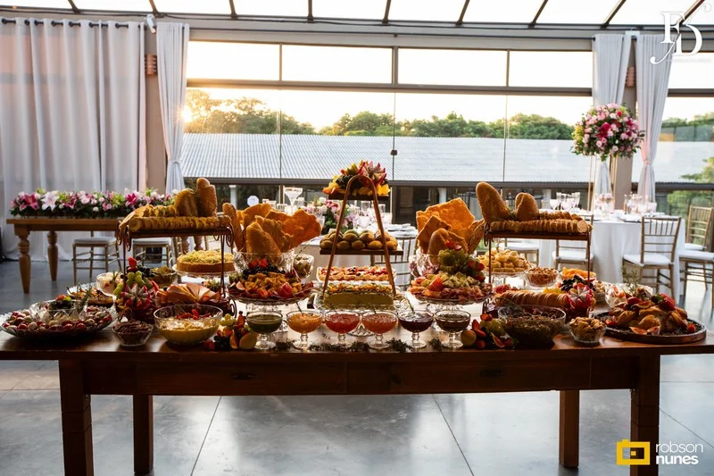 casamento destination wedding no Espaço Paraíso em Porto Alegre Alvorada Viamão noivo americano e noiva brasileira equipe bilingue de cerimonial evento com decoração romântida elegante e sofisticada em tons de rosa