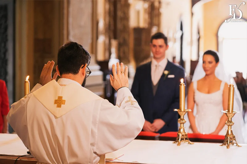 casamento com cerimônia realizada às 15h na Basílica Nossa Senhora das Dores em Porto Alegre e recepção no Alto da Capela. Coquetel na área externa embalado com jazz e por-do-sol, jantar formal, decoração exuberante e linda, em estilo botânico e muitas cores, luxuoso e lindo, por Life Eventos Especiais
