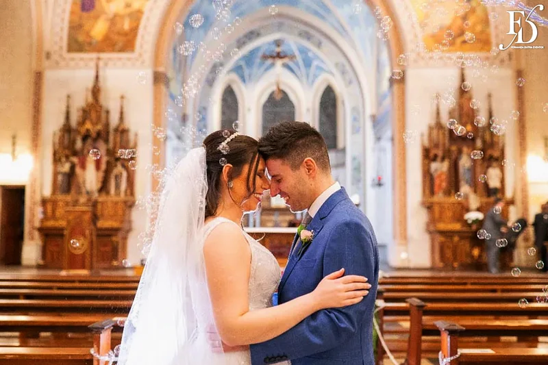 casamento realizado na igreja são pedro em porto alegre e recepção no le bistrot gourmet com decoração colorida e vibrante em rosa pink roxo e lilás