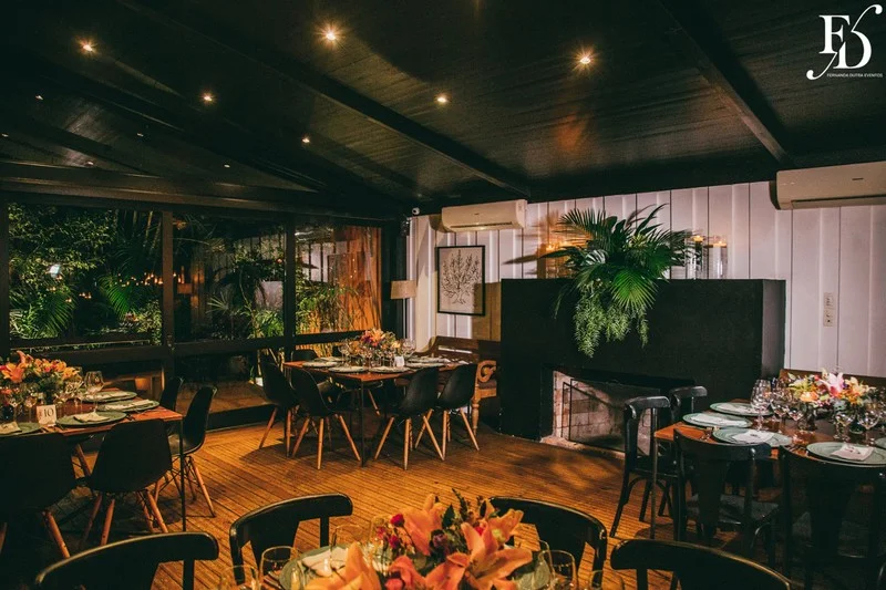 casamento realizado na igreja santa cecília em porto alegre e recepção no le bistrot gourmet com decoração colorida vibrante tropical por life eventos especiais cerimonialista de casamento em porto alegre