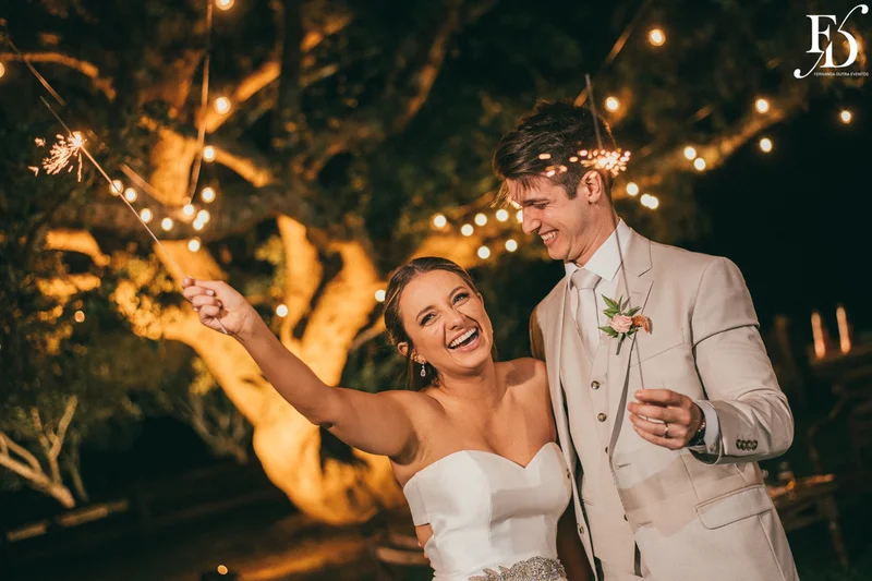 casamento realizado no alto da capela em porto alegre por life eventos especiais com cerimônia ao ar livre decoração despojada em tons terrosos e uma parede de donuts para a alegria dos convidados