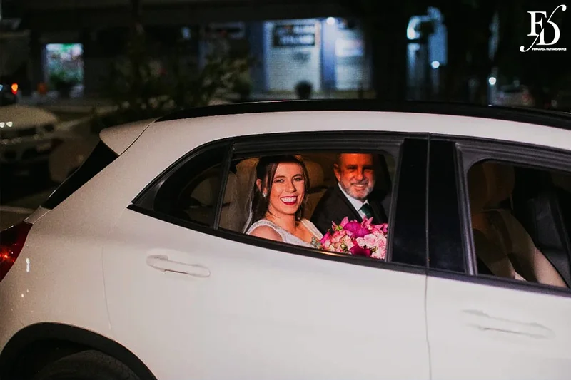 casamento realizado na igreja são pedro em porto alegre e recepção no le bistrot gourmet com decoração colorida e vibrante em rosa pink roxo e lilás