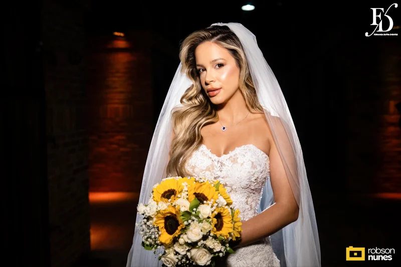 casamento no espaço paraíso em porto alegre com decoração moderna em azul marinho, dourado e girassóis; temática geek, com referências a funko pop, filmes e séries - por life eventos especiais