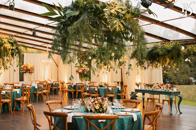 casamento com cerimônia realizada às 15h na Basílica Nossa Senhora das Dores em Porto Alegre e recepção no Alto da Capela. Coquetel na área externa embalado com jazz e por-do-sol, jantar formal, decoração exuberante e linda, em estilo botânico e muitas cores, luxuoso e lindo, por Life Eventos Especiais