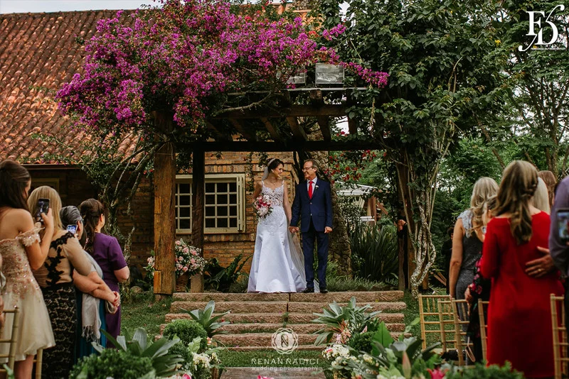 casamento diurno realizado em porto alegre rs no alto da capela por life eventos especiais cerimonialista wedding planner especializada em casamentos de alto padrão em porto alegre decoração boho chic botânica em tons de nude rosa e verde por life eventos especiais