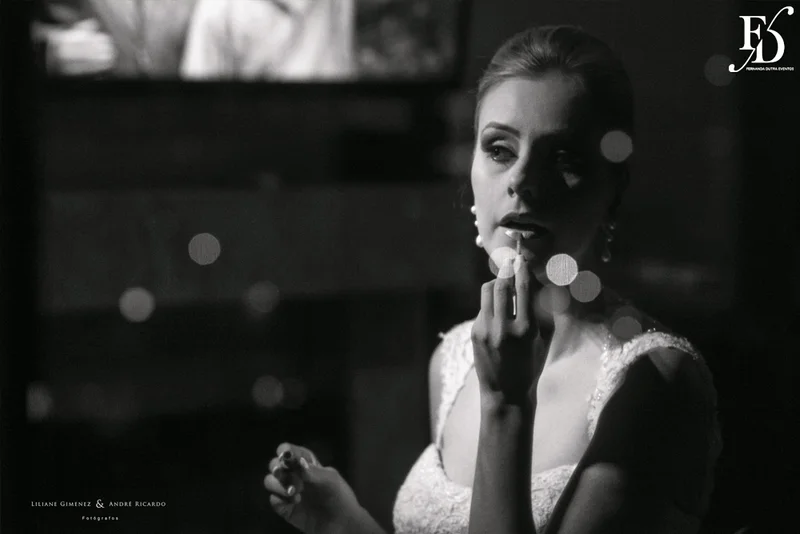 casamento com cerimônia na basílica nossa senhora das dores em porto alegre e festa e recepção no salão hannover da sogipa com decoração clássica elegante e sofisticada em dourado, branco e vermelho, com detalhe em pérolas por life eventos especiais empresa especializada na organização de casamentos em porto alegre