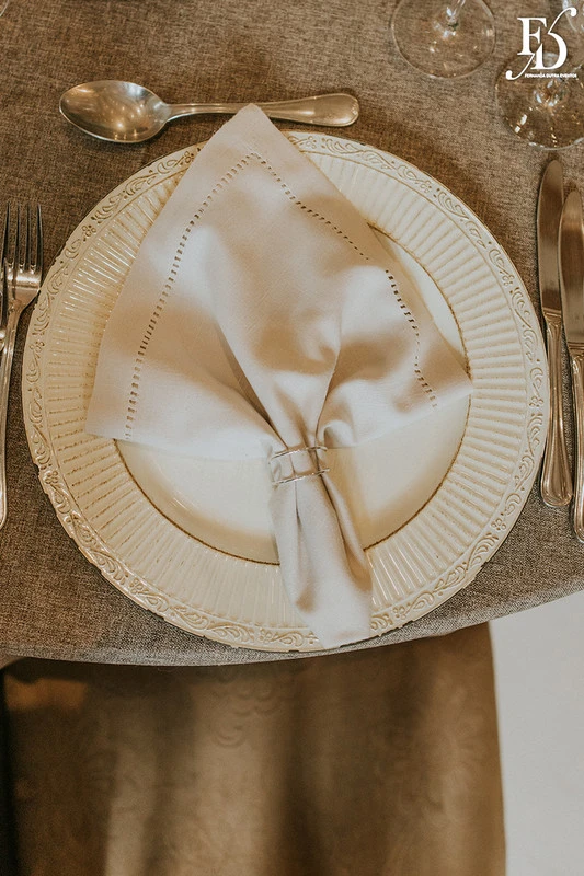 casamento destination wedding no hotel ritta hoppner em gramado com decoração clássica, elegante e botânica em tons de branco verde e fendi por life eventos especiais mesas convidados