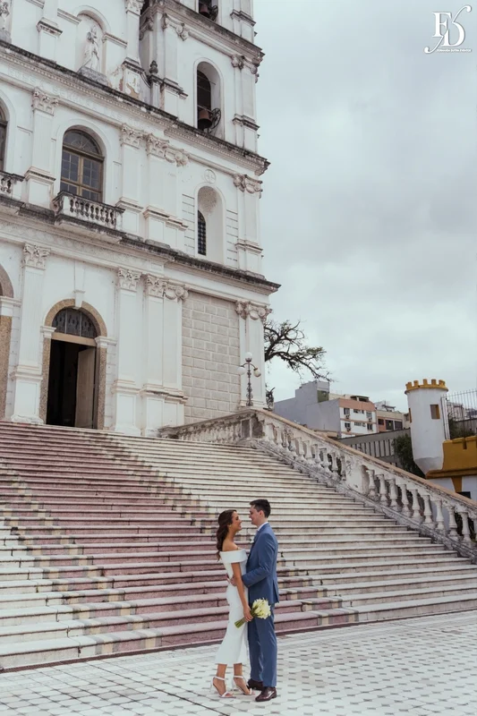 casamento na basílica nossa senhora das dores em porto alegre noivos na escadaria