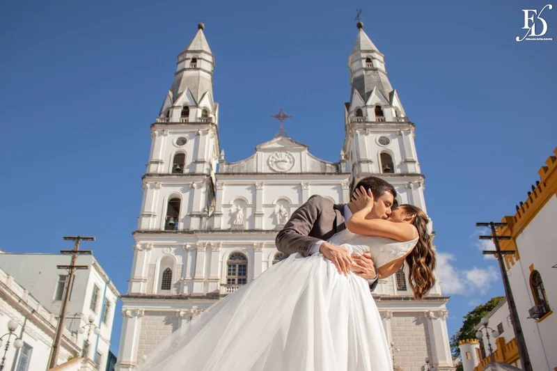 noivos na escadaria da igreja nossa senhora das dores