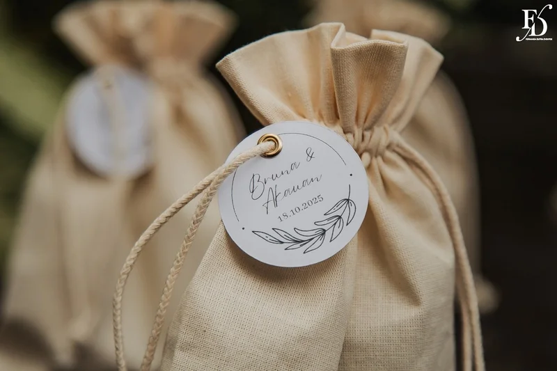 casamento mini-wedding no eat kitchen em novo hamburgo com decoração verde e branco estilo greenery mesa de lembrancinhas