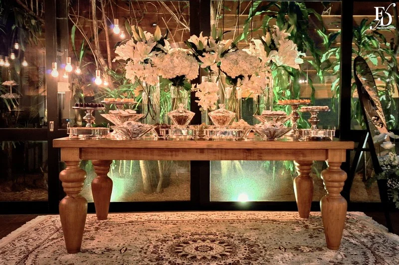 Casamento no Le Bistrot Gourmet em Porto Alegre, com decoração clássica, iluminação intimista e um projeto cheio de sofisticação com stylling europeu. Mesas com toalhas brancas, detalhes dourados, flores brancas.