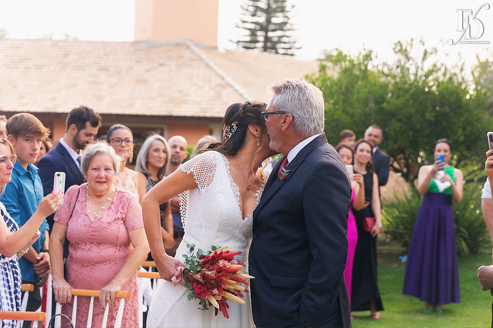 Casamento boho ao ar livre foi realizado na Casa na Chácara em Porto Alegre, com uma decoração em tons terrosos criada pela Life Eventos Especiais, uma empresa de cerimonialistas profissionais. Descubra como foi esse evento encantador, que contou com uma atmosfera aconchegante e descontraída